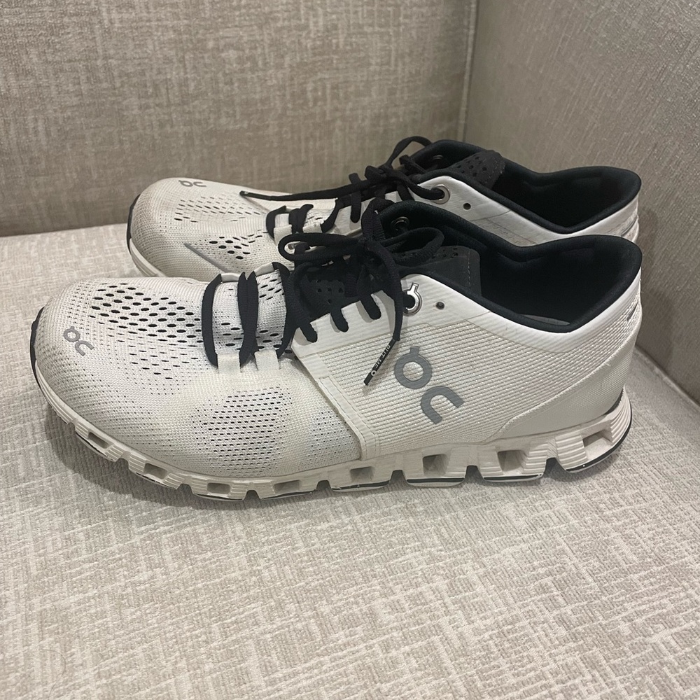 On clouds- cloud tennis shoes